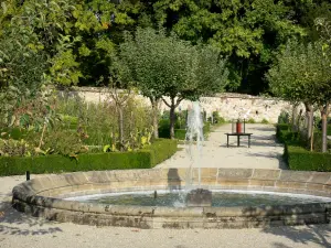Priorij van Souvigny - Water zwembad in de tuin van de priorij van Souvigny