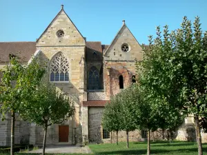 Priorij van Souvigny - Priory kerk van St. Peter en St. Paul en tuin met bomen