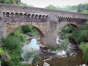 Privas - Brücke Louis XIII (Ludwig XIII) überspannend den Fluss Ouvèze, und Bäume am Flussufer