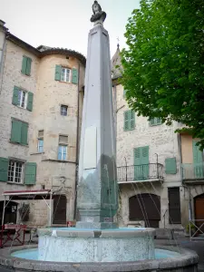 Privas - Turm Diane de Poitiers, Häuserfassaden und Brunnen des Platzes République
