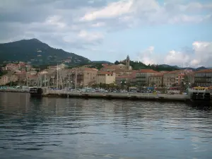 Propriano - Mittelmeer, der Hafen und Häuser des Badeortes, Hügel im Hintergrund