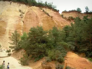 Provenzalisches Colorado - Ockerfelsen mit gelbem und rotem Ocker, Bäume