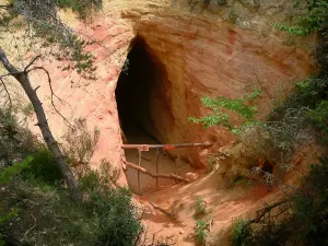 Provenzalisches Colorado - Eingang der Höhle eines Ockerfelsens (ehemaliger Ocker-Steinbruch von Rustrel)