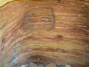 Provenzalisches Colorado - Felswand eines Ockerfelsens