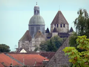 Provins - Vista della cupola della chiesa di Saint-Quiriace (a sinistra) e la Torre César (torre, torre di guardia), con le sue torrette d'angolo