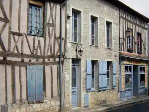 Provins - Fachadas de casas de madera de la ciudad alta