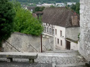 Provins - Banco de piedra con vistas al horizonte de la ciudad