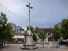 Provins - Place du Châtel square: Cross of Changes, wells, trees and houses