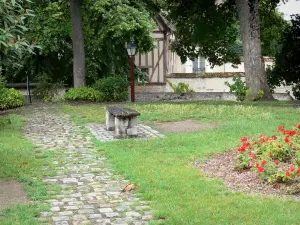 Provins - Public park with a bench