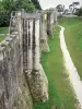 Provins - Enceinte fortifiée (fortifications médiévales) de la ville haute : remparts et tours ; promenade des remparts