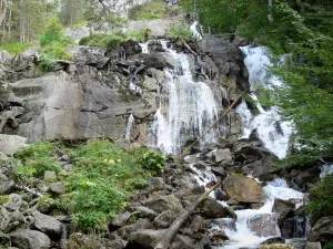 Puente de España - Sitio Natural de el puente de España: cascadas (cataratas) en el Parque Nacional de los Pirineos, la ciudad de Cauterets