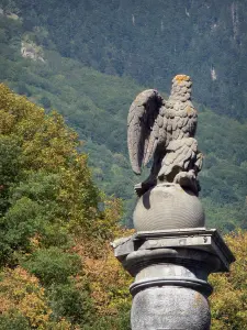 Puente Napoléon - Águila estatua en la columna conmemorativa del puente