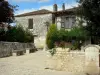 Pujols - Façades de maisons, fleurs et bancs