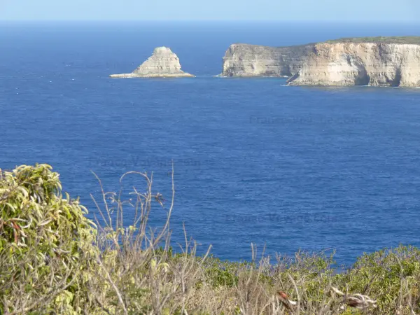 Punta de la Grande Vigie - Vistas del Océano Atlántico y los acantilados de piedra caliza de la zona norte de Grande - Terre desde el sendero de la punta de la Gran Vigie