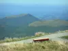 Puy de Dôme - Volcán de la Puys (Monts Dome): Camino equipada completa con un banco con vistas a los alrededores de Puys, en el Parque Natural Regional de los Volcanes de Auvernia