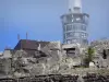 Puy de Dôme - Volcano van de Puys (Monts Dome): resten van de tempel van Mercurius (Romeinse tempel) en de meteorologische observatorium in de achtergrond, in het Regionale Natuurpark van de Auvergne Vulkanen