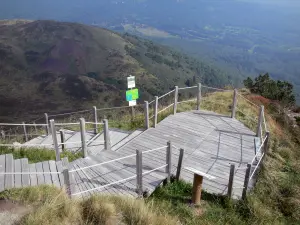 Puy de Dôme - Aussichtspunkt (Panorama), und Treppen führend zum Gipfel des Puy de Dôme (Vulkan der Kette der Puys); im Regionalen Naturpark der Vulkane der Auvergne