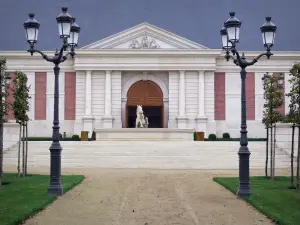 Puy du Fou - Allee, gesäumt von Strassenlaternen, die zum Grand Carrousel (grossen Theater) führt