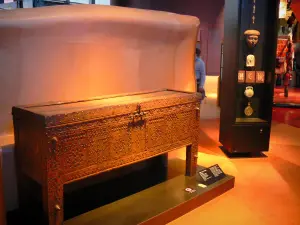 Quai Branly museum - Africa collection: wedding chest
