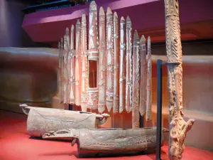 Quai Branly museum - Oceania collection: facade of the ceremonial house