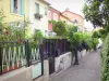 Quartier de la Mouzaïa - Façades de maisons colorées bordées de petits jardins fleuris