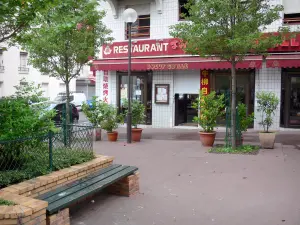 Quartiere asiatico - Fronte di un ristorante asiatico e piccola piazza con una panchina