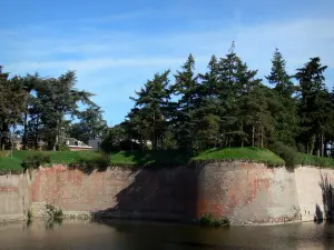 Le Quesnoy - Fortifications (remparts), étang (plan d'eau) et arbres ; dans le Parc Naturel Régional de l'Avesnois