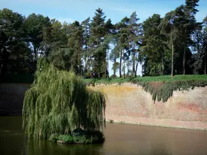 Le Quesnoy - Fortifications (remparts), arbres et étang (plan d'eau) ; dans le Parc Naturel Régional de l'Avesnois