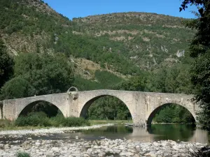 Quézac - Pont médiéval de Quézac, à l'entrée des gorges du Tarn, dans le Parc National des Cévennes