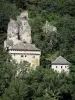 Quézac - Gezicht op het kasteel van Rocheblave omgeven door veel groen bij de ingang van de Gorges van de Tarn, in het Parc National des Cevennes