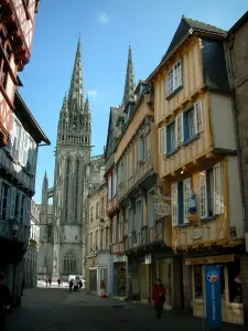 Quimper - Straat met mooie middeleeuwse huizen met houten zijkanten en de kathedraal op de achtergrond