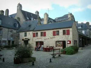 Quimper - Kleine geplaveide plein met stenen huizen en een cafe