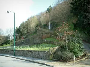 Quimper - L'ingresso al parco con alberi, parco, su una collina