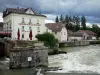 Quingey - Fluss Loue, Damm und Häuser des Dorfes mit einem gewittrigen Himmel