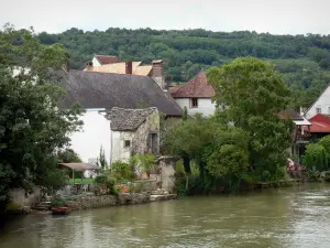 Quingey - Alberi e case del villaggio sull'acqua (fiume Loue)