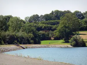 Recreatiedomein van La Ferté-Macé - Waterlichaam (meer) en bomen in het Natuurpark Normandie-Maine Regionaal