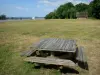 Regionaal natuurpark Les Boucles de la Seine Normande - Seine Valley: esplanade langs de Seine, naar Aizier: picknicktafel, omringd door grasvelden, met uitzicht op de rivier de Seine