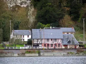 Regionaal Natuurpark Boucles de la Seine Normande - Rotsen, bomen en huizen aan de rivier (de Seine)