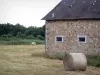 Regionaal Natuurpark van de Brenne - Stenen huis, hooibalen en bomen