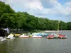 Regionaal Natuurpark Normandie-Maine - Sille Lake, over de gemeente Sille-le-Guillaume: vijver, waterfietsen afgemeerd, zandstrand en bos bomen Sille