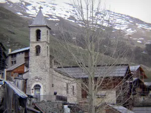 Regionaal Natuurpark van de Queyras - Dorp van Saint-Veran: Protestantse (Hervormde Kerk), boomhutten in het bergdorp en de met sneeuw bedekte berg