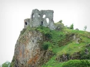 Regionaal Natuurpark van de vulkanen van Auvergne - Overblijfselen van het kasteel van Apchon hoog op een basalt kaap