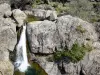 Regionaler Naturpark der Ardèche-Berge - Kleiner Wasserfall gesäumt von Felsgestein