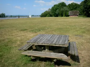 Regionaler Naturpark der Boucles de la Seine Normande - Seine-Tal: Esplanade am Ufer der Seine, in Aizier: Picknick Tisch umgeben von Rasen, mit Blick auf den Fluss Seine
