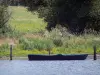 Regionaler Naturpark Brenne - Barke auf einem Teich, Schilfrohr (Schilfe) und Bäume