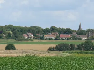 Regionaler Naturpark Französischer Vexin - Glockenturm und Häuser eines Dorfes, Bäume und Felder