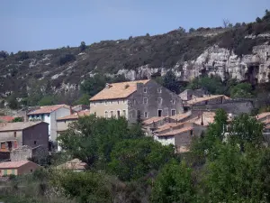 Regionaler Naturpark des Haut-Languedoc - Häuser eines Dorfes, Felswände und Bäume