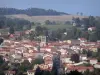 Regionaler Naturpark Livradois-Forez - Glockenturm der Kirche und Häuser des Städtchens Cunlhat umgeben von Bäumen und Feldern