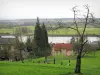 Regionaler Naturpark der Schleifen der normannischen Seine - Blick auf die Häusern des Dorfes Villequier, die Wiesen, die Bäume, den Fluss (die Seine) und das gegenüber liegende Ufer