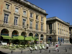 Reims - Gebäude mit Arkaden, Geschäfte, Strassenlaternen und Strassencafé des Platzes Royale